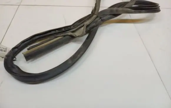 Nissan Primera Rubber seal front coupe door 
