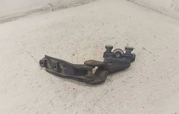 Volkswagen Caddy Sliding door middle roller runner 2K0843335A
