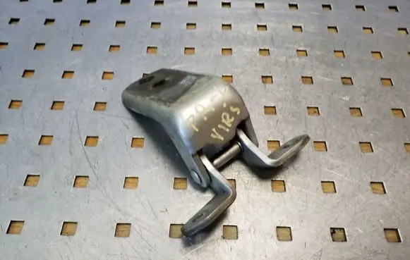 Suzuki Grand Vitara II Front door upper hinge