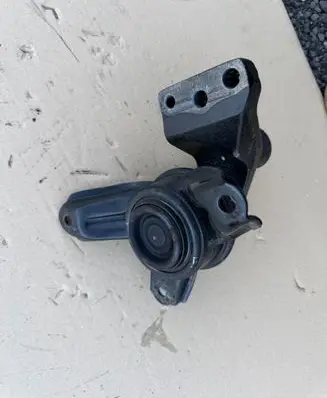 KIA Sportage Engine mount vacuum valve