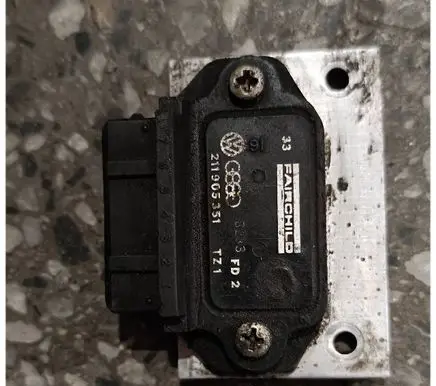 Audi 80 90 B3 Ignition amplifier control unit 211905351