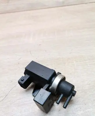 BMW 5 E39 Vacuum valve 2247906 72279600