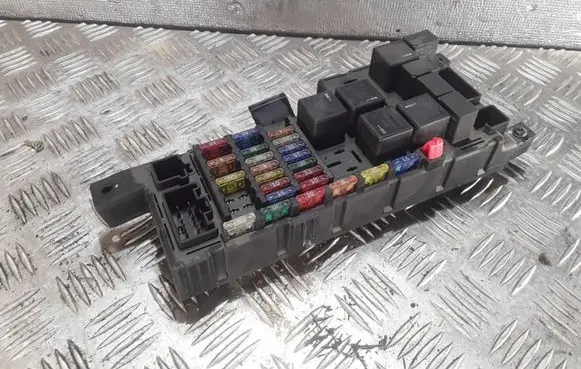 Volvo V70 Fuse module 8637841 518717004