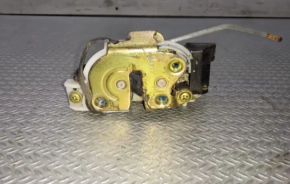 Mitsubishi Grandis Rear door lock
