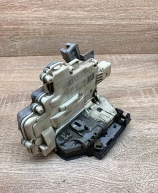 Volkswagen Passat Alltrack Front door lock 3C1837016A