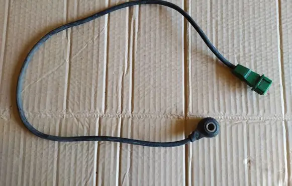 Audi A4 S4 B5 8D Detonation knock sensor 054905377