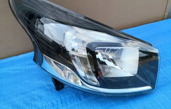 Opel Vivaro Headlight/headlamp 260100647R