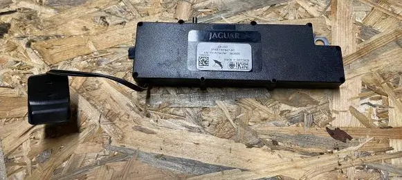 Jaguar S-Type Aerial antenna amplifier 2R8318C847AC 2R8318C847