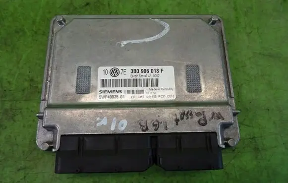 Volkswagen PASSAT B5 Engine control unit/module ECU 3B0906018F