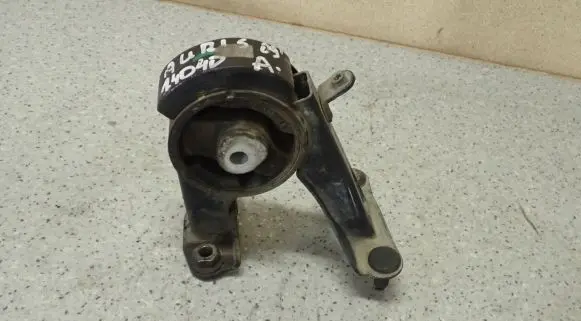 Engine mount vacuum valve