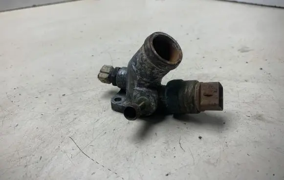 Audi A6 S6 C4 4A Engine coolant pipe/hose 46121133