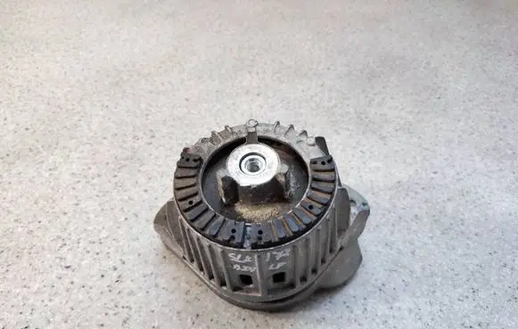 Engine mount bracket