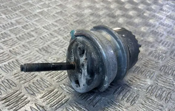 Engine mount bracket