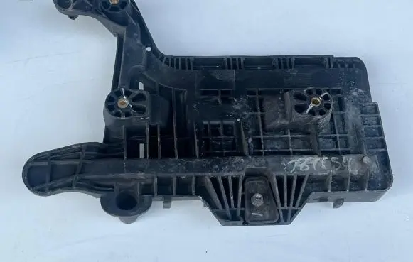 Volkswagen Golf V Battery tray 1KM915333