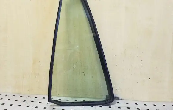 Toyota RAV 4 (XA20) Rear vent window glass 