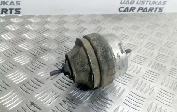 Volkswagen PASSAT B5 Engine mount bracket 8D0199379J