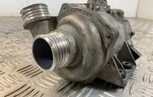 BMW 5 E60 E61 Water pump 30707603