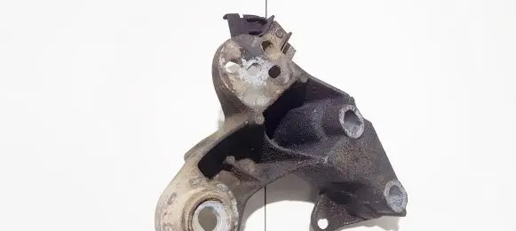 Engine mounting bracket