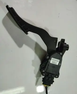 Accelerator throttle pedal