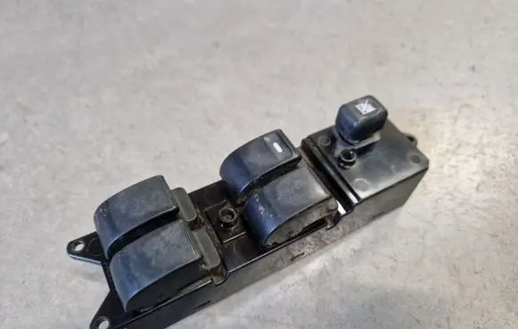 Mitsubishi L200 Quarter vent window switch MR587952