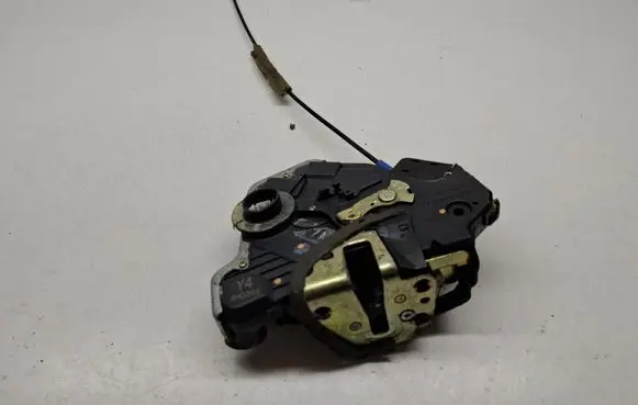 Toyota Avensis T270 Rear door lock 4H0302