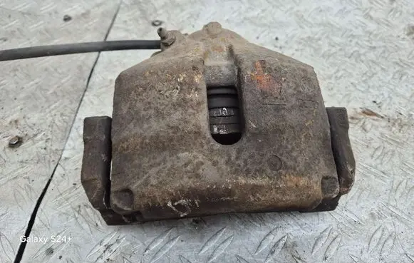 Volkswagen Touran I Front brake caliper