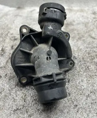 BMW 1 E81 E87 Thermostat housing 7785053