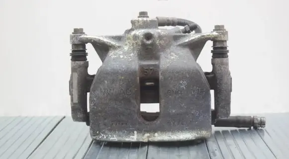 Volkswagen Tiguan Front brake caliper 6798F