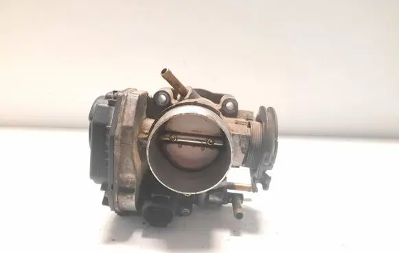 Volkswagen Golf IV Throttle valve 06A133064J