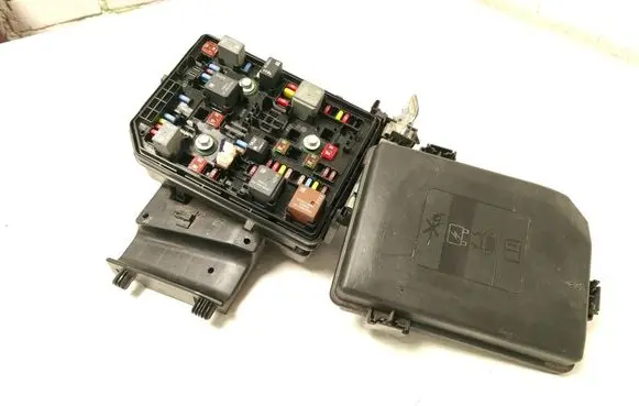 Opel Astra K Fuse module 39040853