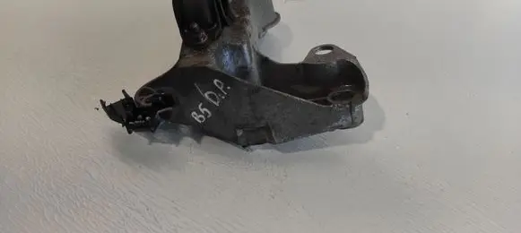Volkswagen PASSAT B5.5 Engine mounting bracket 8E0199852F