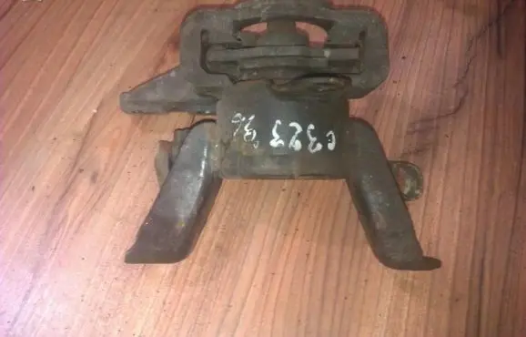 Mazda 323 Engine mount bracket