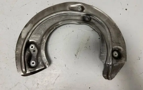 BMW 5 G60 G61 Front brake disc dust cover plate 6899160