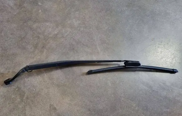 Chrysler Pacifica Front wiper blade arm 2586T1