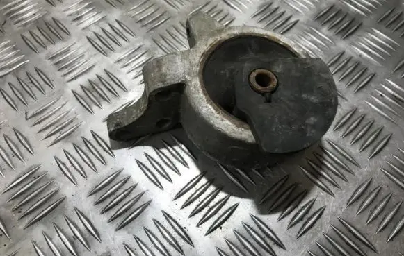 Nissan Sunny Engine mount bracket