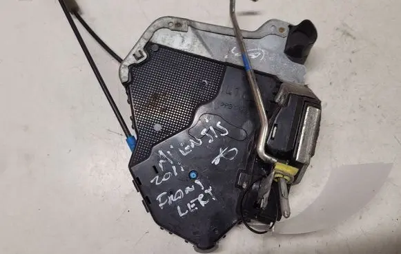 Toyota Avensis T270 Front door lock A046693