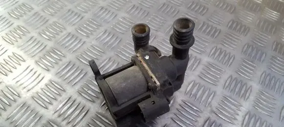 BMW 5 E34 Coolant heater control valve 1382299 1.382.299