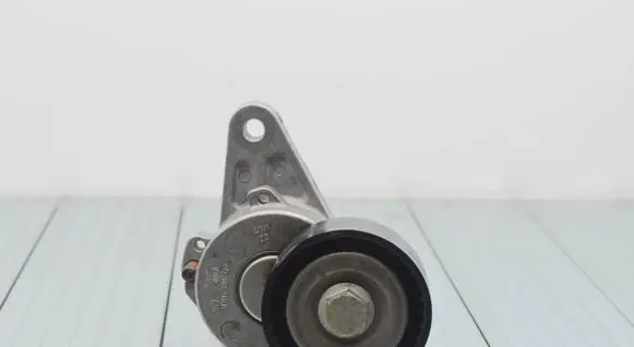 Volkswagen Tiguan Generator/alternator belt tensioner 04L903315D