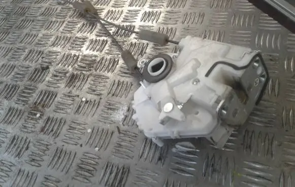 Honda FR-V Rear door lock