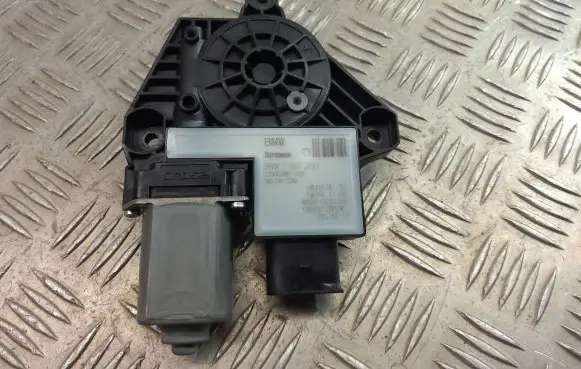 BMW X3 G01 Front door window regulator motor 7457250