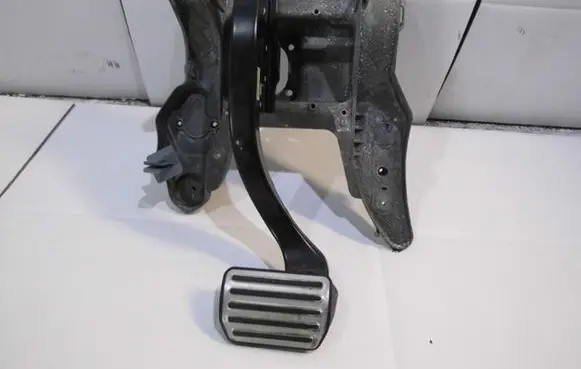 Porsche Cayenne (9PA) Brake pedal