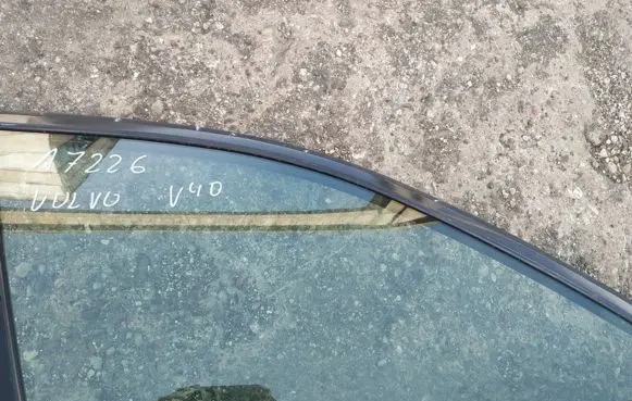 Volvo S40, V40 Front door window glass four-door