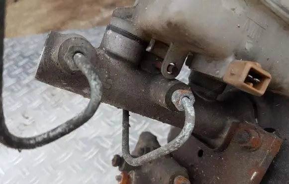 Hyundai Lantra II Master brake cylinder