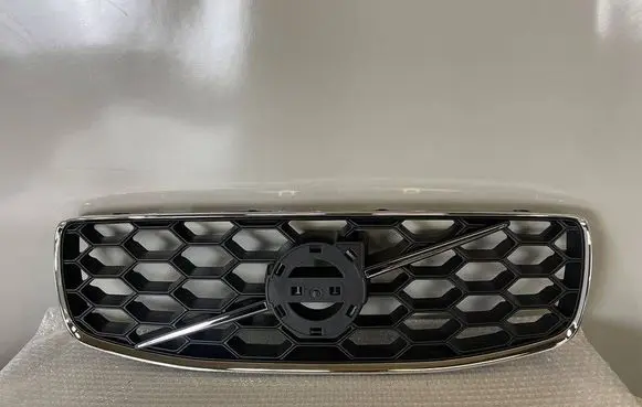 Volvo XC70 Front bumper upper radiator grill 31353616