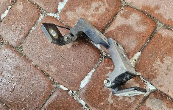 Opel Corsa E Front door lower hinge 