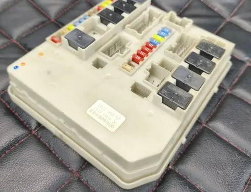 Renault Clio III Fuse box set 6C090213 356231E