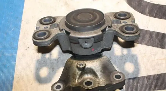Volvo S60 Engine mount bracket 31401307