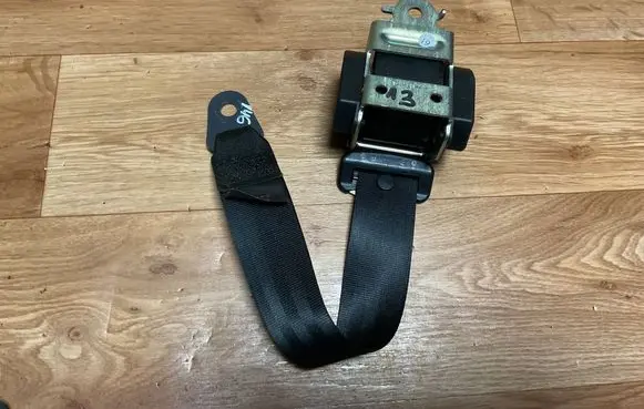 Citroen C4 I Rear seatbelt 040060