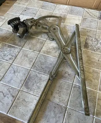 Toyota Corolla Verso E121 Rear door window regulator motor 698300F020