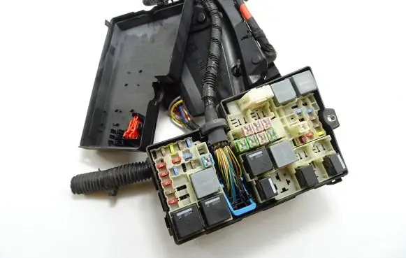 Ford Focus Fuse module 5B0010107 AV6T14A067AB 193141